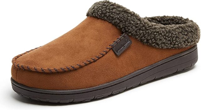 Dearfoams Mens Microfiber Suede Clog with Whipstitch Slipper